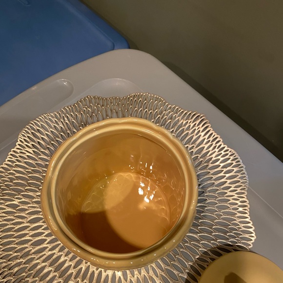 - Vintage pale yellow canister. - Picture 3 of 6